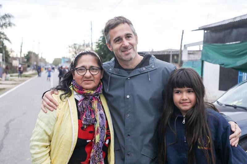 El intendente Federico Achával junto a vecinos de la Tribarrial en Pilar.