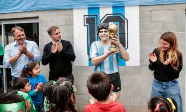 El Club Municipal de Lagomarsino ya cuenta con una escultura en homenaje a Diego Maradona
