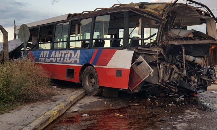 VIDEO: Un colectivo de la línea 57 cruzó con las barreras bajas y fue embestido por el tren