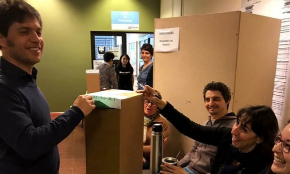 El voto de Axel Kicillof en la Escuela 10 de Manzanares