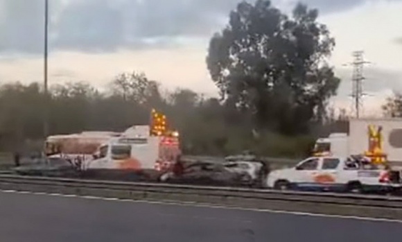 Motociclista en contramano por la autopista, chocó un auto y terminó aplastado por un camión