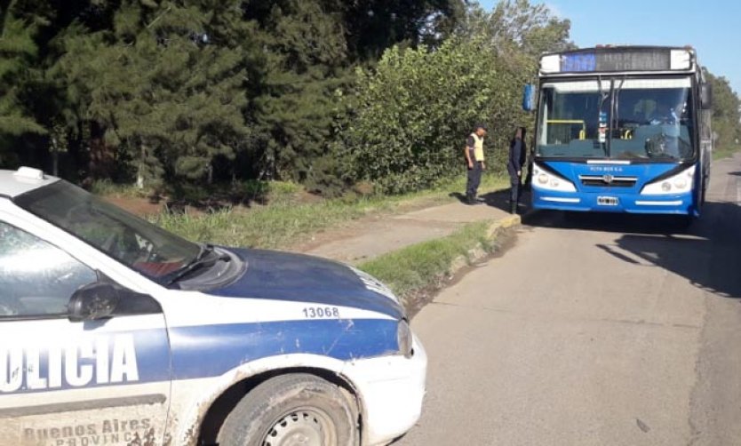 Tres hombres amenazaron a un colectivero y apedrearon a la Policía