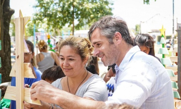 El intendente Achával compartió con vecinos que armaron sus arbolitos en las plazas de Pilar