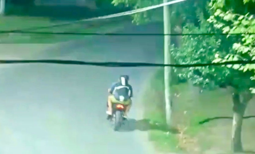 VIDEO - Tras persecución, detienen a motociclistas que circulaban armados