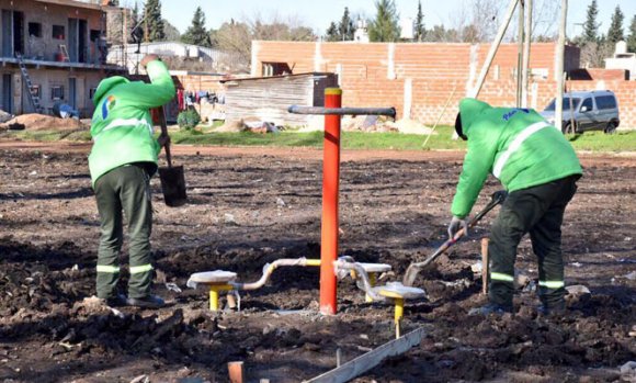 Con la participación de los vecinos, empiezan a construir una nueva plaza