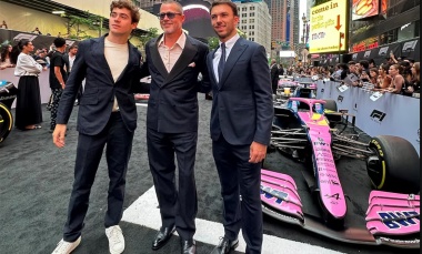 Franco Colapinto posó junto a Brad Pitt en el estreno de 