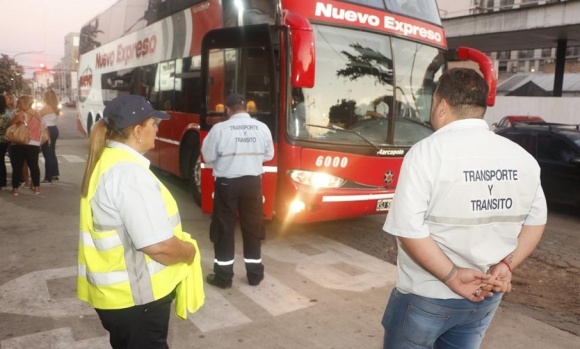 Suspenden trenes y micros de larga distancia y vuelos de cabotaje