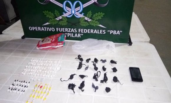 Apresaron a un hombre con más de 130 envoltorios de cocaína y marihuana