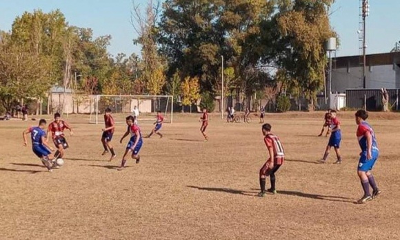Liga Municipal Sub 18 de Fútbol: Pelota de Trapo volvió a ganar y sigue de líder