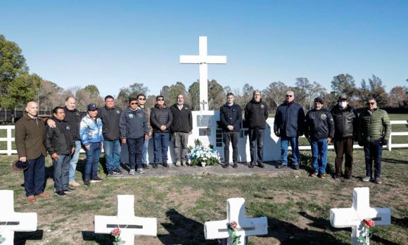 El intendente Achával homenajeó a los héroes de Malvinas en el Día de la Máxima Resistencia