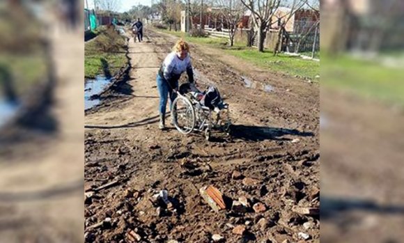 Vecinos hacen colectas de dinero para realizar mejoras en las calles de un barrio