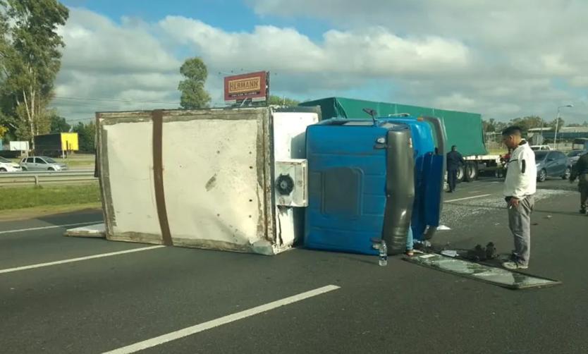 Volcó un camión en Panamericana y generó caos en el tránsito