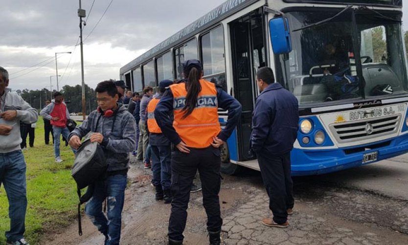 Pasajeros golpearon a un hombre que agredió a su pareja en el colectivo