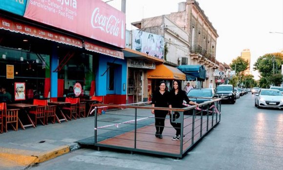 Para embellecer el centro, usarán lugares de estacionamiento para colocar “decks urbanos”