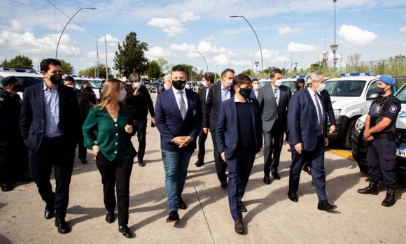 Fernández y Kicillof firmaron convenios para construir 4 mil paradas de colectivos seguras