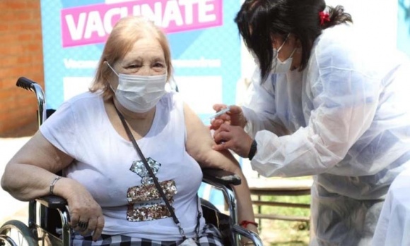 Covid: anunciaron la aplicación de tercera dosis al personal de salud y mayores de 70 años