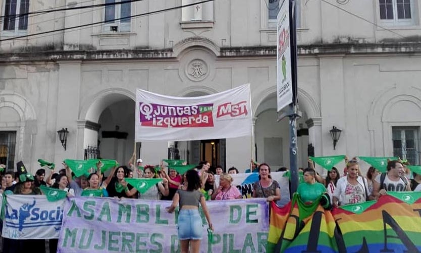 Con un pañuelazo, Pilar se sumó al reclamo por el aborto legal, seguro y gratuito