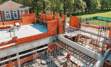 Con la construcción del segundo piso, avanza la obra del edificio de la Universidad de Pilar