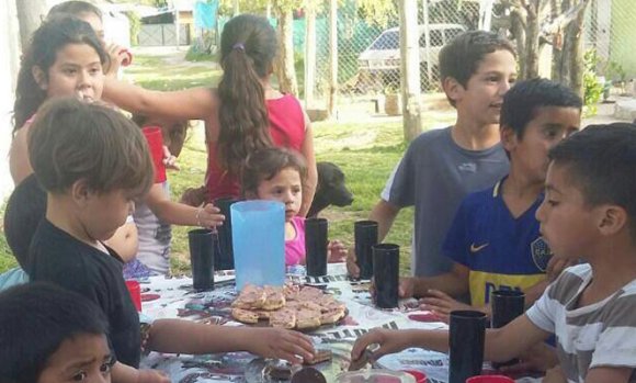 Vio que en su barrio muchos chicos pedían comida, abrió un merendero y necesita ayuda para sostenerlo