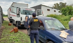 Dos hombres fueron detenidos cuando robaban mercadería y combustible de un camión