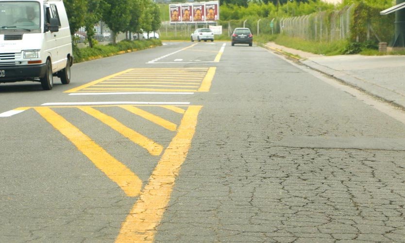 Prueba piloto: Instalarán dársenas de giro para agilizar el tránsito en la calle Caamaño