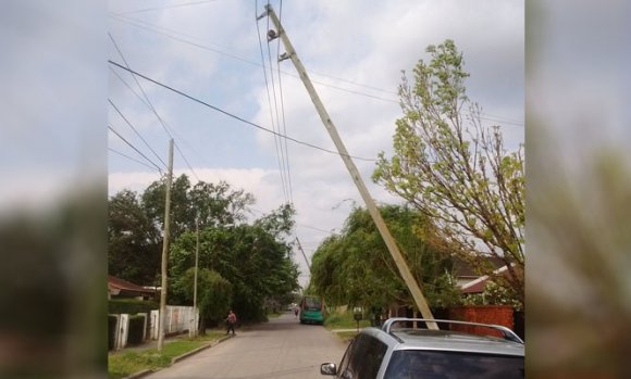 Casi 5 mil hogares sin luz y decenas de postes caídos, el saldo de otra jornada de calor, lluvia y viento