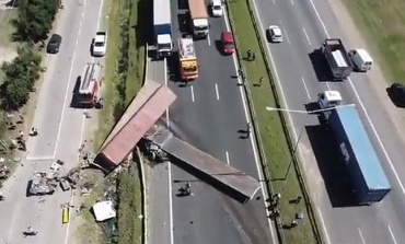 Dos heridos al chocar dos camiones y un auto en Panamericana