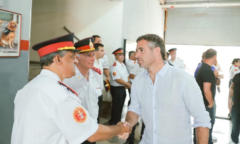 Achával entregó nuevo equipamiento a los Cuarteles de Bomberos Voluntarios