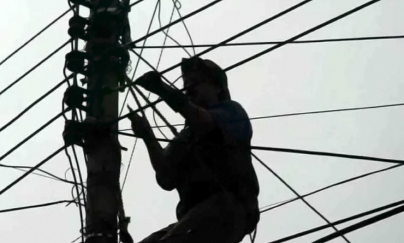 Un sujeto fue detenido mientras robaba cables de electricidad