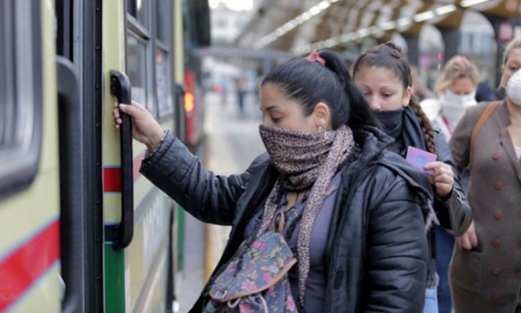 Autorizan al personal de casas particulares a viajar en transporte público en el AMBA