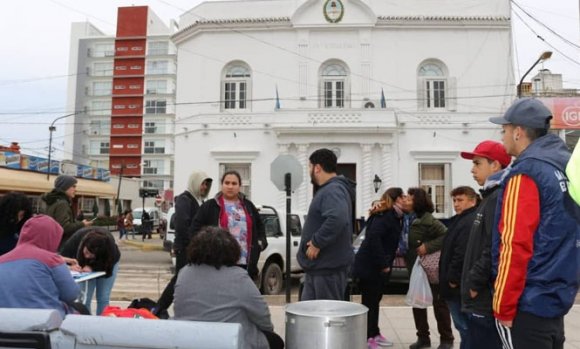 Con una olla popular, estudiantes rechazaron las "políticas de ajuste de Macri"