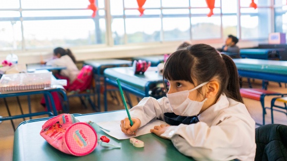 Provincia analiza que alumnos dejen de usar barbijos en las escuelas