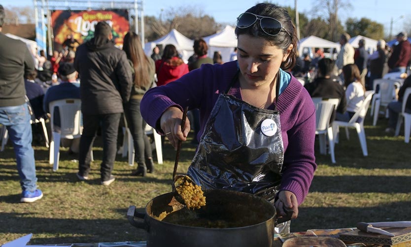 Multitudinaria fiesta del locro en Zelaya