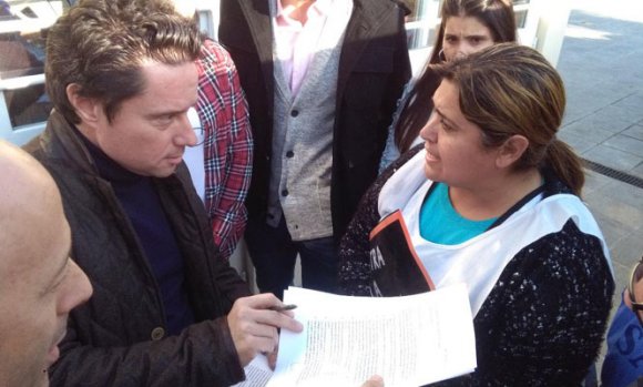 Gremios docentes se movilizaron y entregaron reclamos al Ministro de Educación provincial