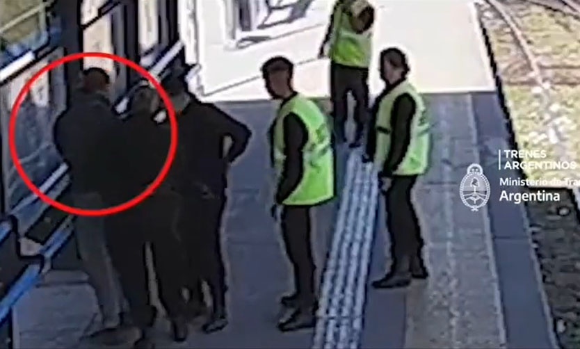 VIDEO - Provocaba disturbios con un cuchillo en el tren y fue detenido