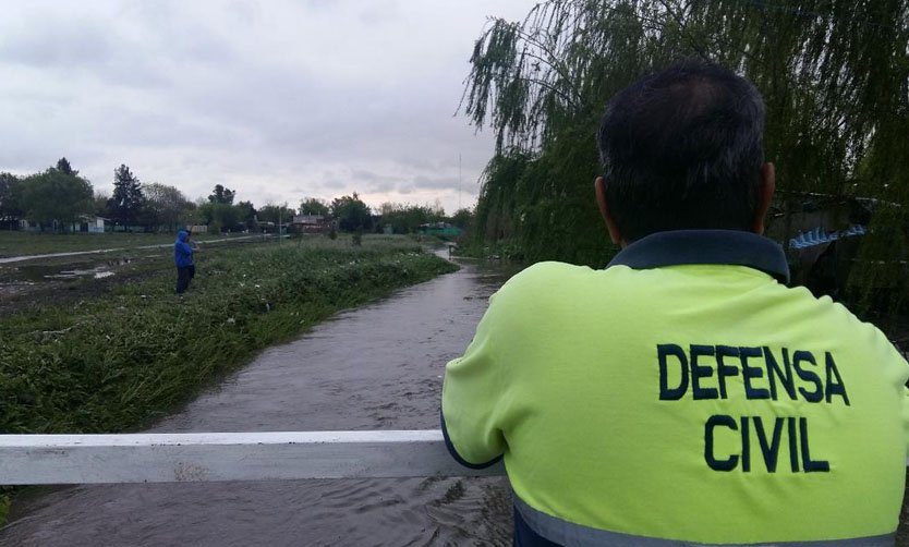 Buscan a un adolescente que fue arrastrado por la crecida del arroyo Pinazo