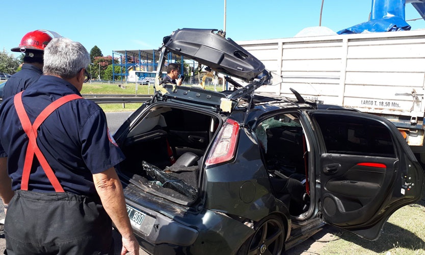 Auto se incrustó debajo de un camión en Panamericana: un herido