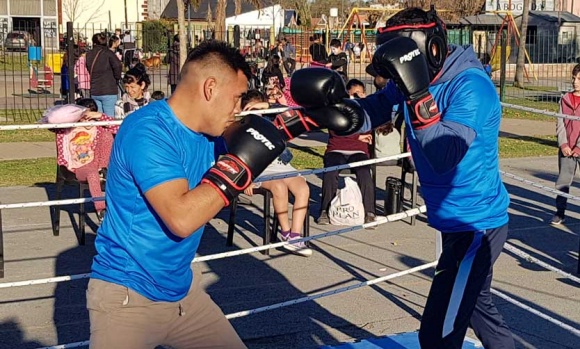 Deportes organizó exitosa clínica de boxeo en el barrio Peruzzotti