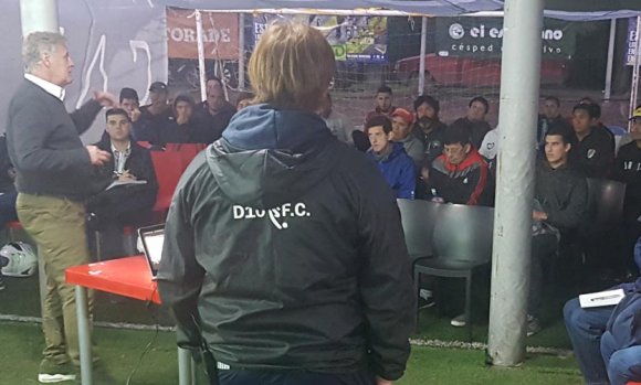 Con 160 participantes, comenzó el curso de maestro de fútbol infantil