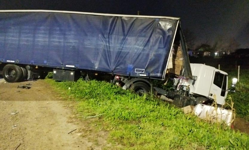 Dos heridos tras choque entre un auto y un camión en Ruta 25