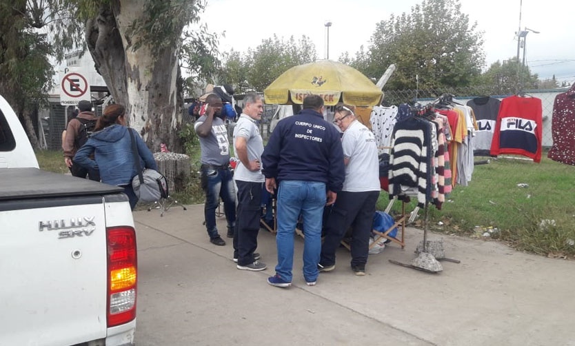 Tras las quejas del comercio, el Municipio salió a combatir la venta ambulante