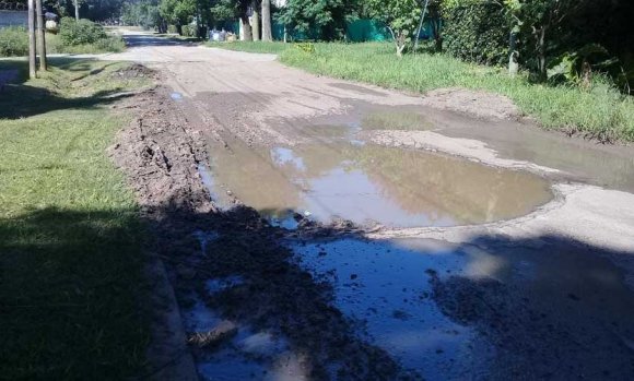 Por el mal estado de la calle, no puede entrar el auto a su casa