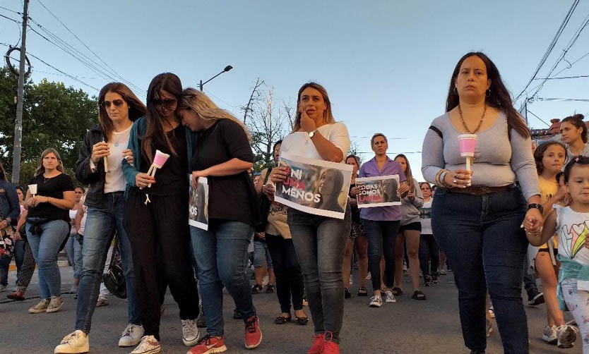 Con profundo dolor, marcharon por el femicidio de Laura Sirera