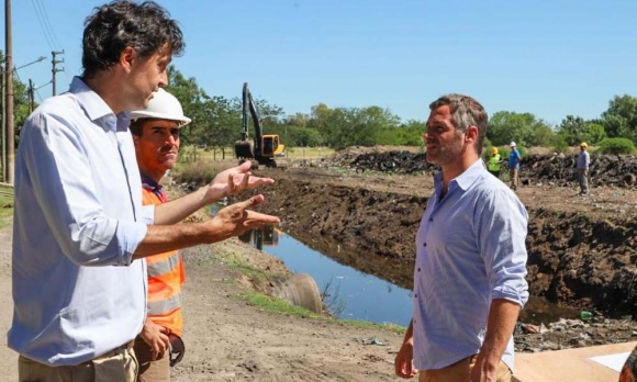 Achával recorrió obras hidráulicas y anunció nuevos asfaltos