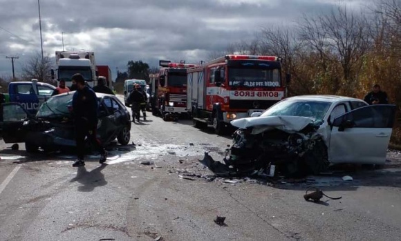 Dos muertos y un herido grave tras un violento choque frontal en la Ruta 25