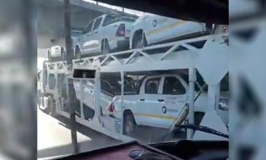 Camión que transportaba Hilux 0 KM quedó atascado en un puente de la Panamericana