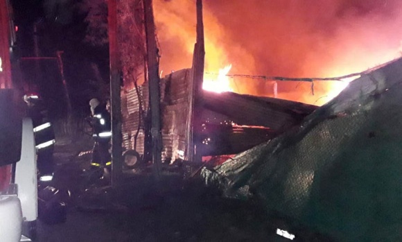 Un incendio destruyó dos casas precarias en un barrio de Pilar