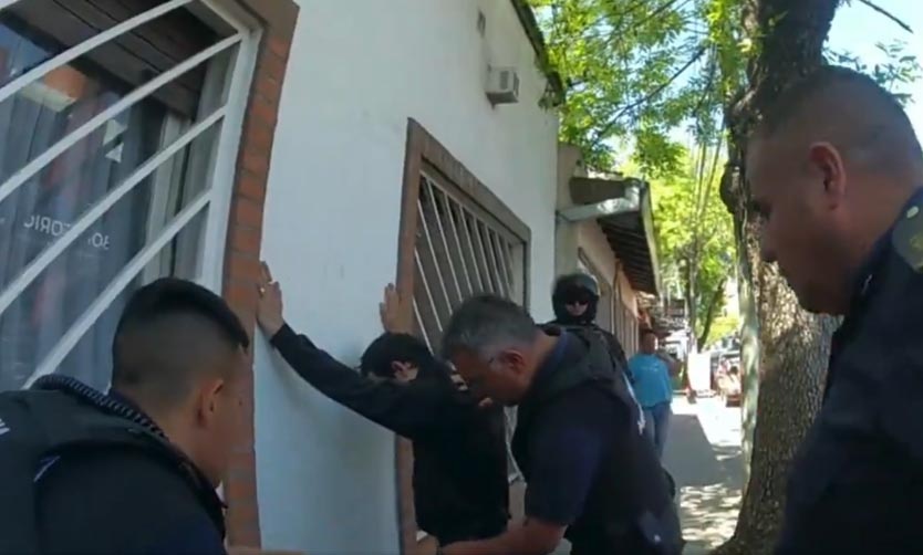 VIDEO - Detienen a ladrón que huía en colectivo tras robar un celular