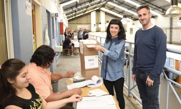 La candidata a concejal del Frente de Todos, Lourdes Filgueira, votó en el Modelo de Pilar