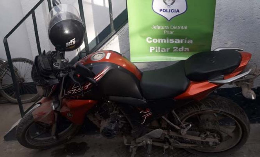 Motochorros asaltaron con un cuchillo a una mujer en el centro de Derqui